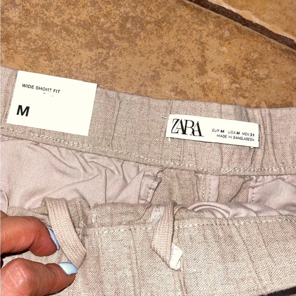 Zara | NWT! Men’s Linen Wide Short Fit Shorts Size: Medium - Picture 2 of 3